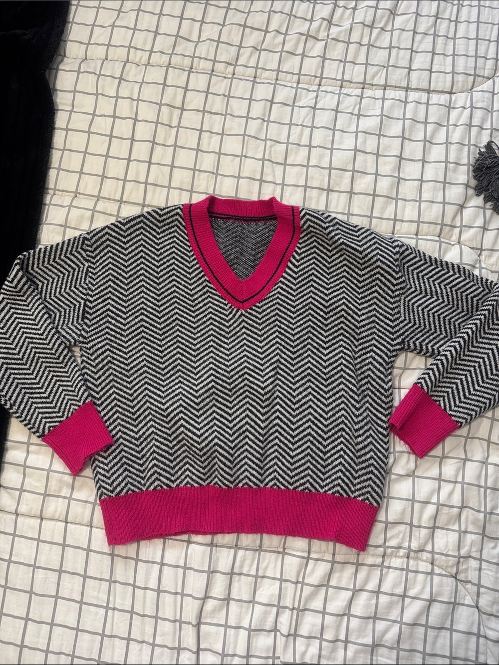 SHEIN Black & White Chevron V‑Neck Sweater with Hot Pink Trim